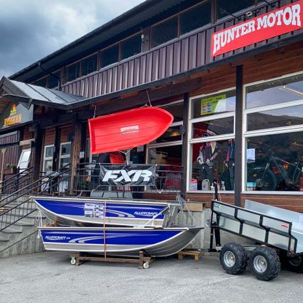 Båter og ATV-henger utenfor butikklokale