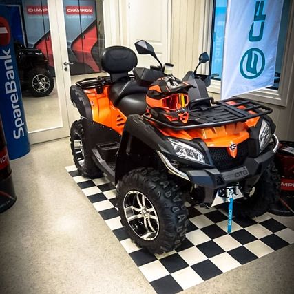 Oransje ATV på utstilling i butikk